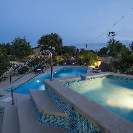 ヴィラ Charming Nera With Pool And Hydromassage Near The