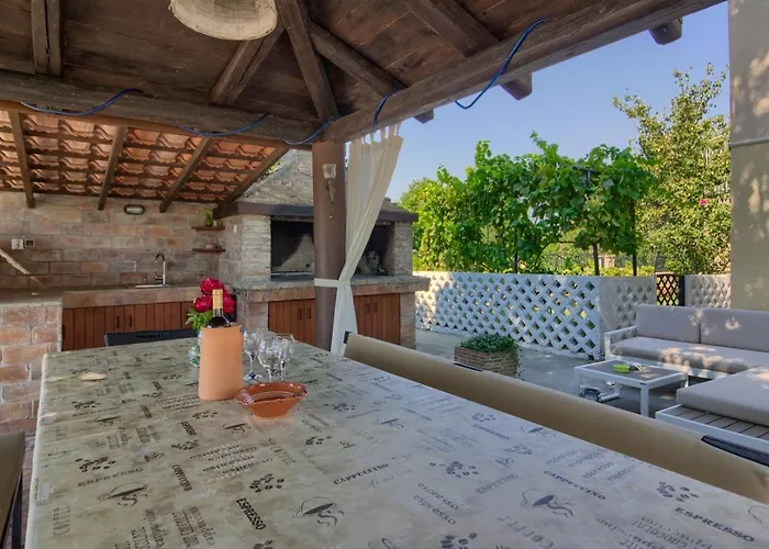 Charming Nera With Pool And Hydromassage Near The 빌라