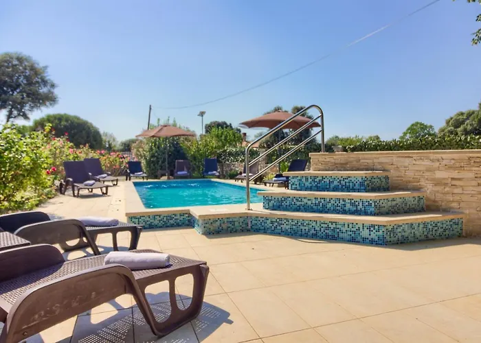 Vila Charming Nera With Pool And Hydromassage Near The