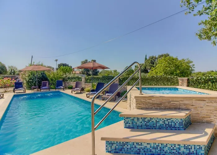 빌라 Charming Nera With Pool And Hydromassage Near The *