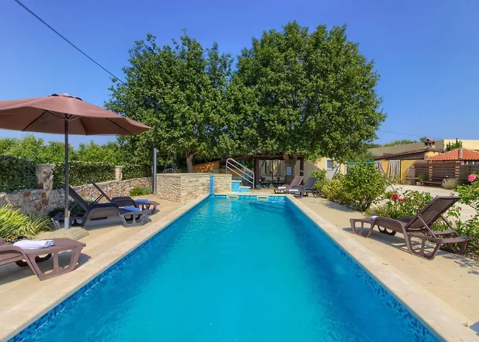 빌라 Charming Nera With Pool And Hydromassage Near The