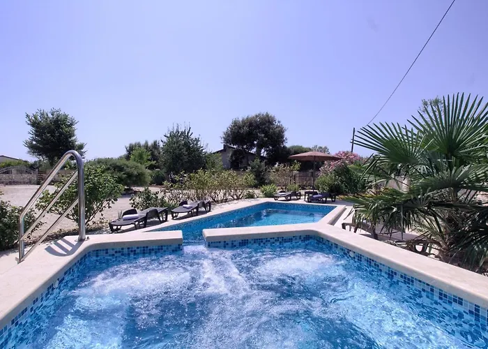 빌라 Charming Nera With Pool And Hydromassage Near The